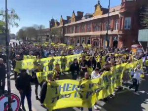 忍无可忍!大批热刺球迷上街抗议:列维,滚出我们的俱乐部