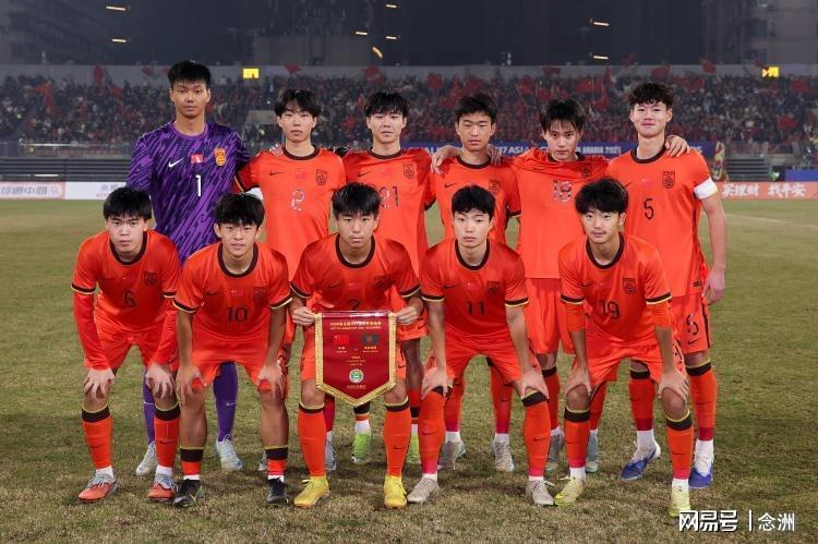 足坛一夜动态：U17国足1-2日本！国足亚洲杯抽签出炉 梅西造3球